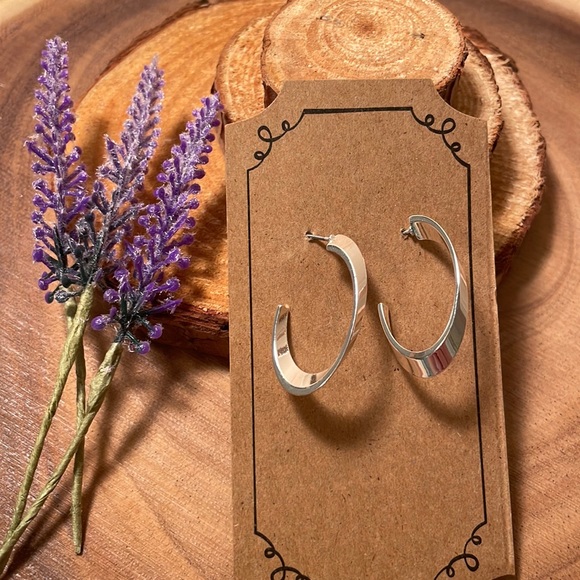 Pretty silver hoop earrings, never worn - Picture 1 of 2
